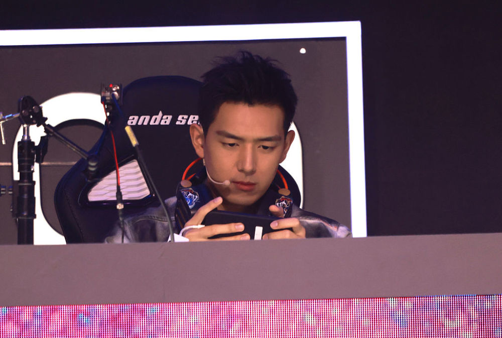 梦回韩商言李现化身电竞男神颜值扛打不惧怼脸拍