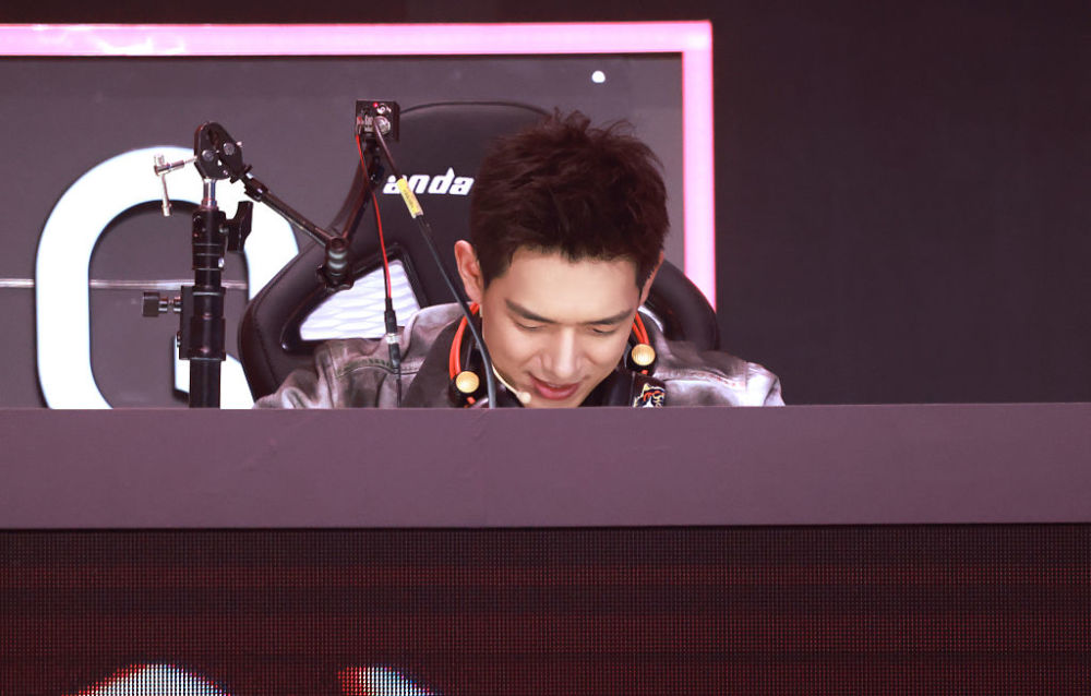 梦回韩商言李现化身电竞男神颜值扛打不惧怼脸拍