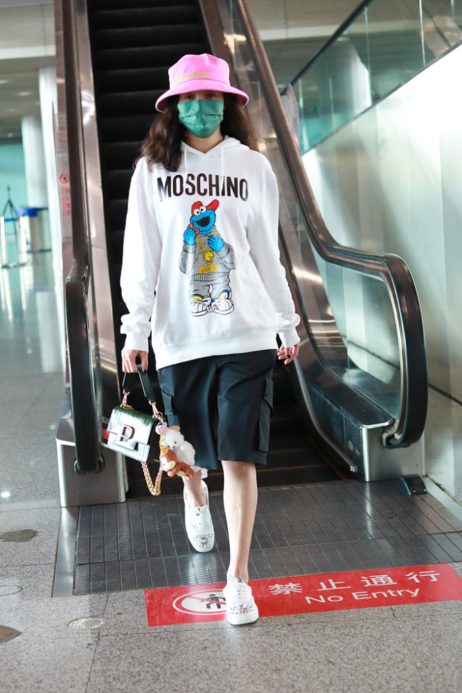 宋佳与粉丝握手合影太宠粉 卡通卫衣搭短裤元气满满