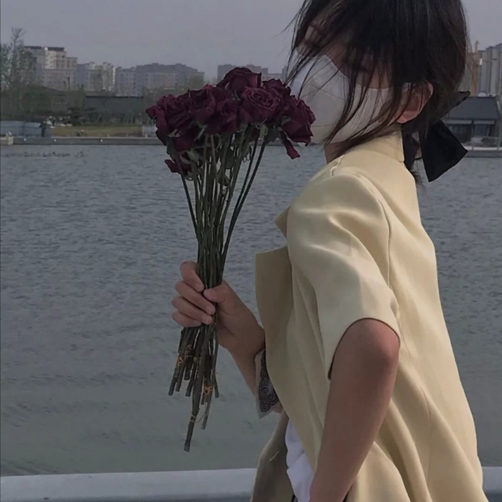 女生头像你遇见的人越多就会越明白更想回到谁身边