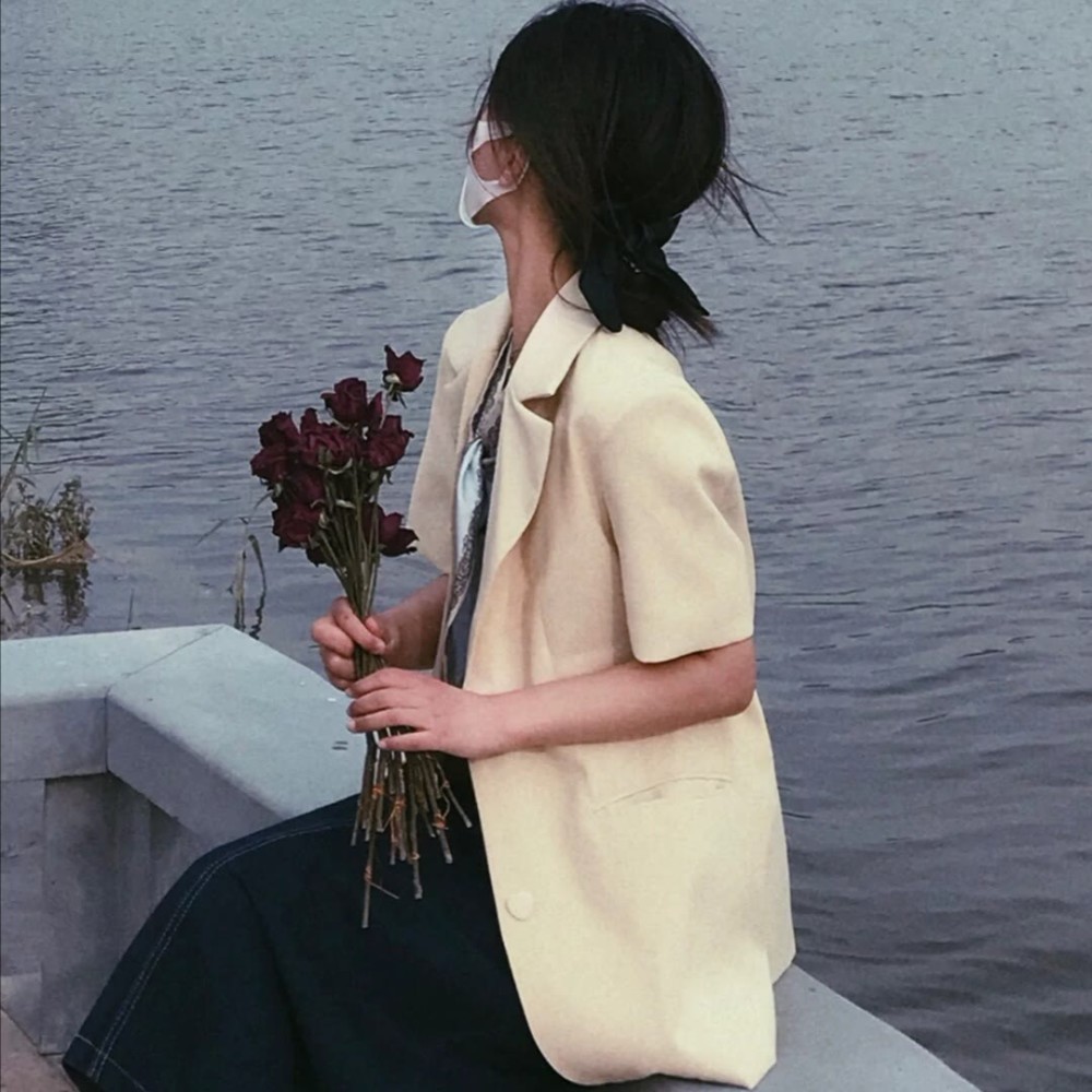 女生头像你遇见的人越多就会越明白更想回到谁身边