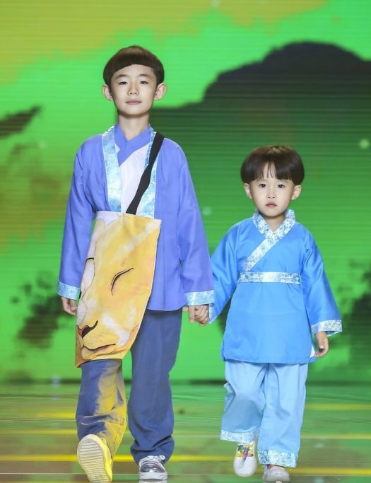 易烊千玺弟弟易烊昱华t台走秀眼神凌厉手里还拿个魔方耍酷