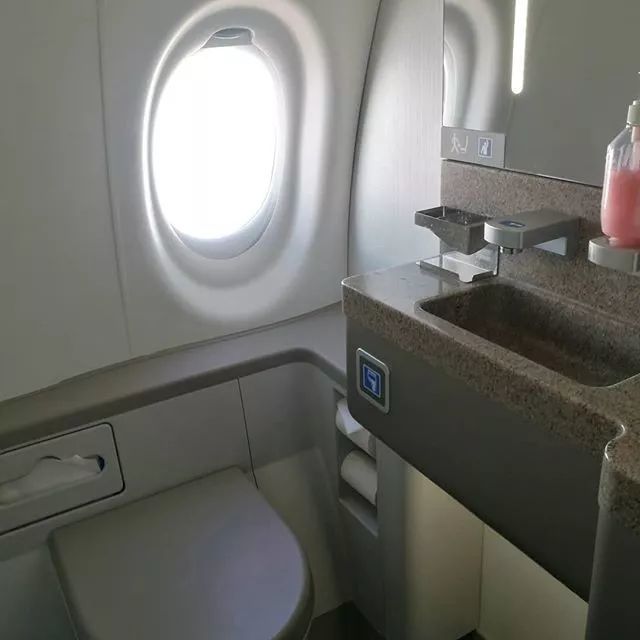 科普知识飞机厕所冲掉的东西去哪了终于知道答案了