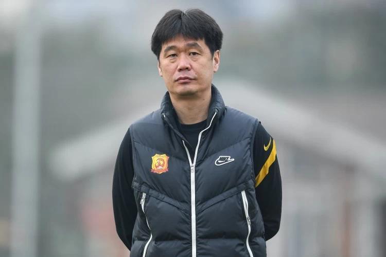 两连败!武汉队5场仅得2分,球迷跪求:李霄鹏下课吧!