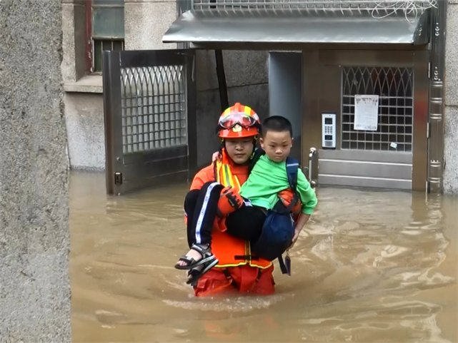 邵东洪涝造成3老人6小孩被困,消防紧急救援,孩子:叔叔是不是奥特曼呀?