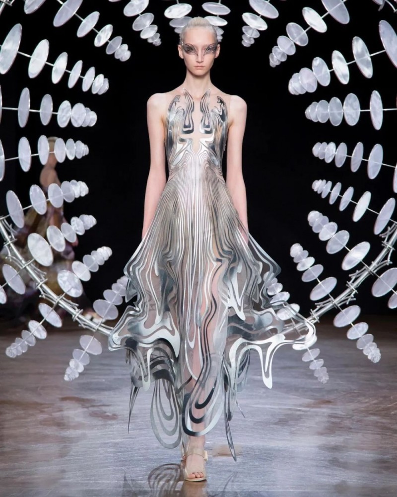 当天问一号登上火星,把浪漫太空搬上时尚秀场