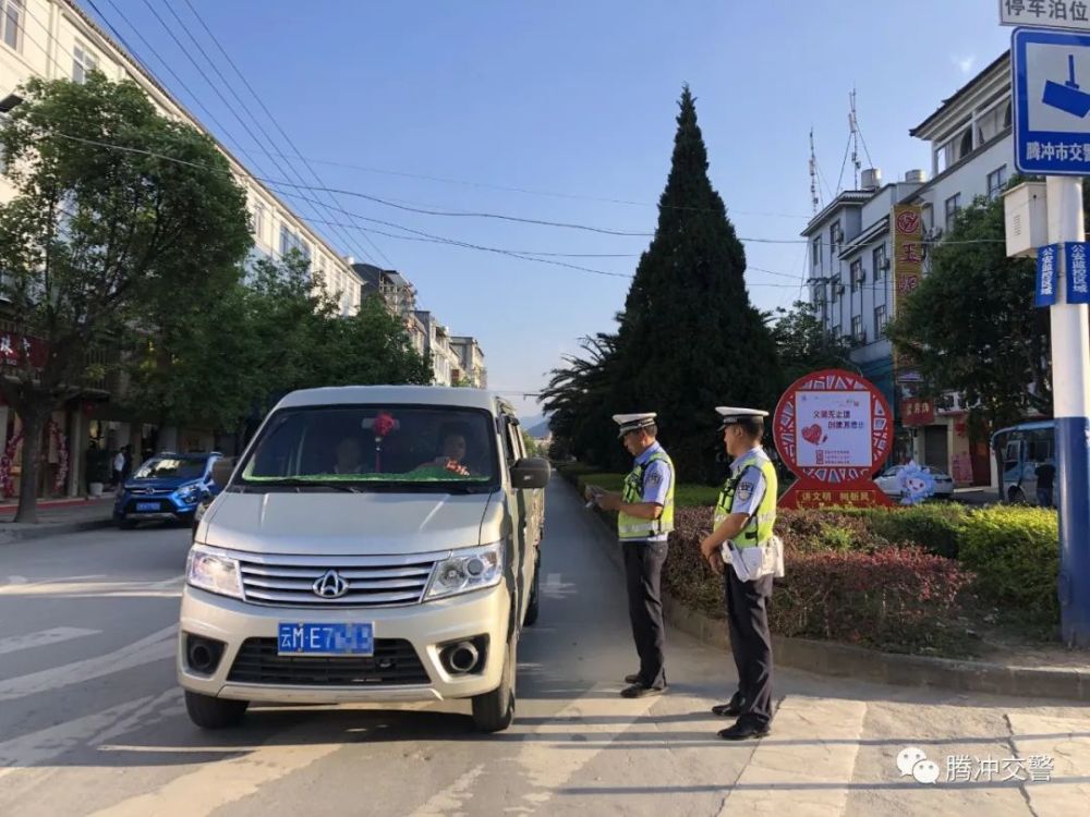 段培应就到妇女家中跟其丈夫谈起了心"都说家家有本难念的经,你帮我