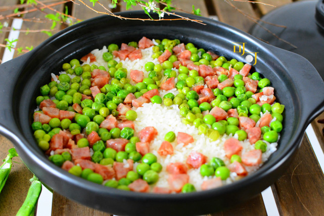 好看好吃的香肠青豆饭可不是直接放锅里焖就行了这一步别漏下