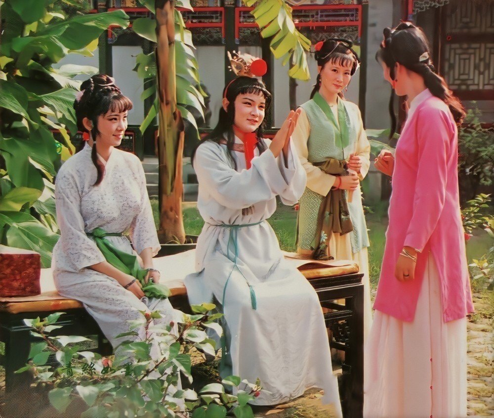 《红楼梦》里,碧痕被降职,是因为与贾宝玉关系暧昧?