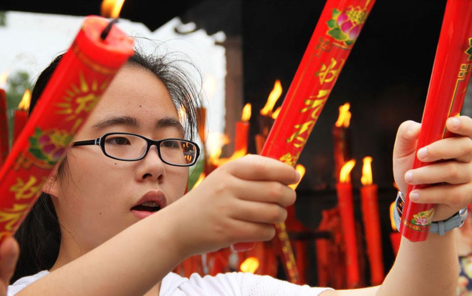 家长为"逢考必过"操碎心,穿旗袍拿甘蔗是常态,紫色裤衩才硬核