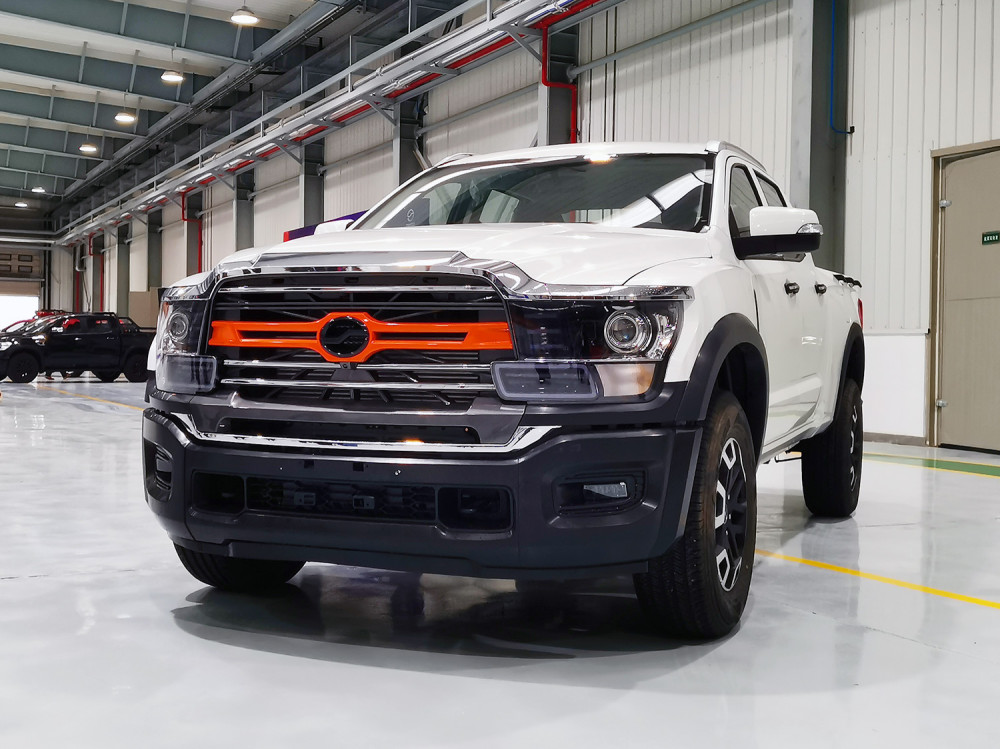 中国版猛禽国产首款全尺寸大皮卡实拍车宽超2米配23t柴油动力