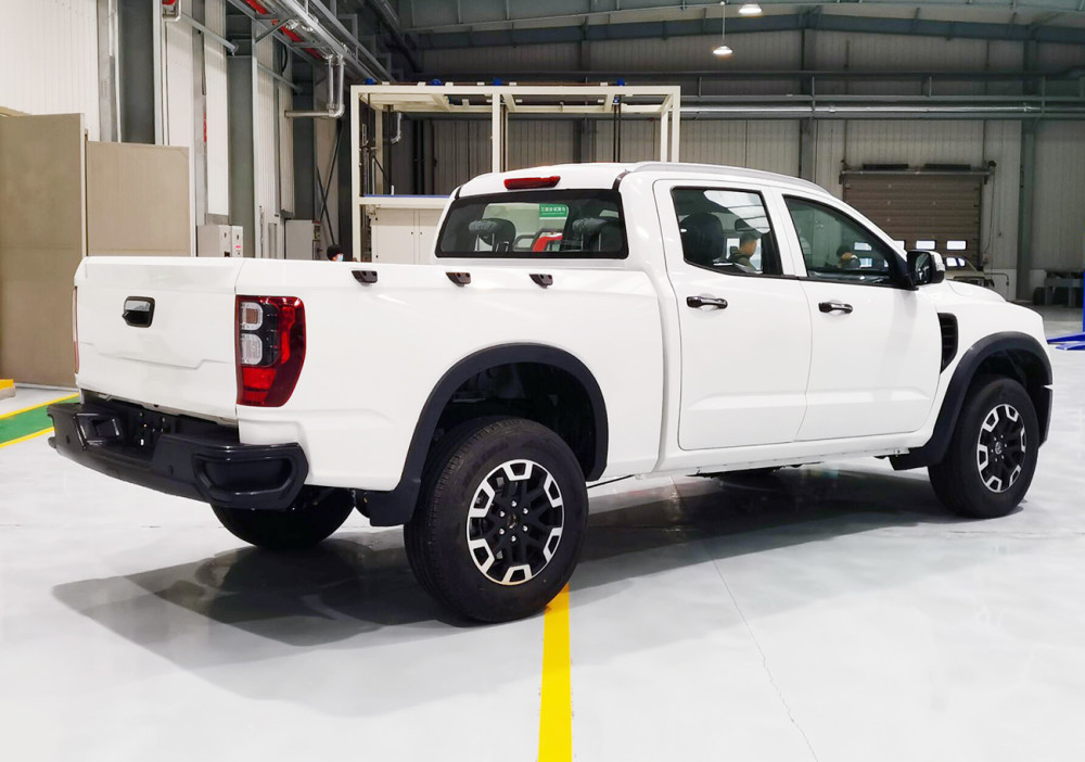 中国版猛禽国产首款全尺寸大皮卡实拍车宽超2米配23t柴油动力