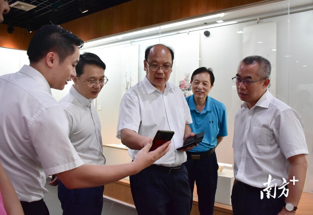 东莞市委常委宣传部部长杨晓棠参观石龙博物馆