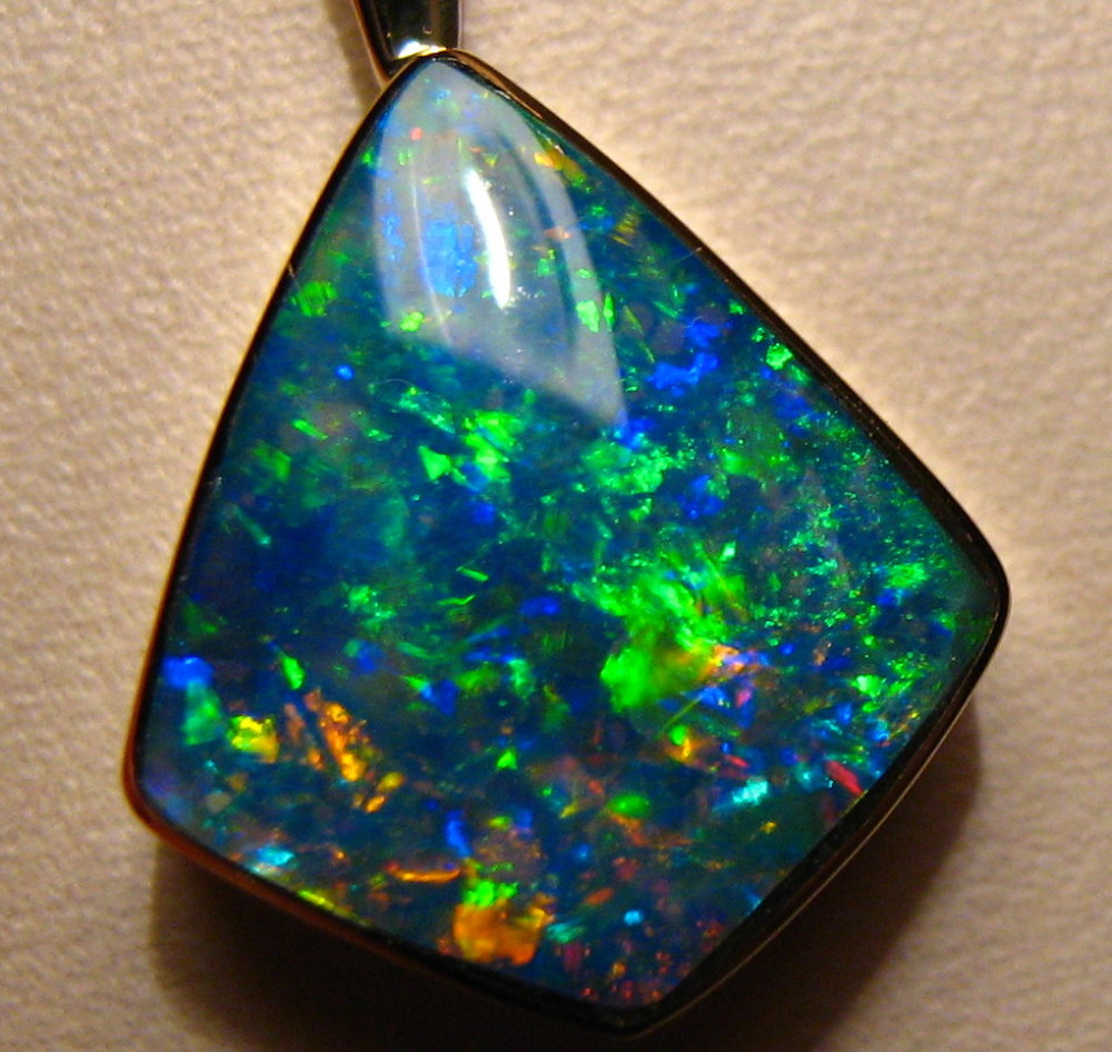 这些特殊的光学效应,成就了不一样的宝石之美,发光的宝石很独特