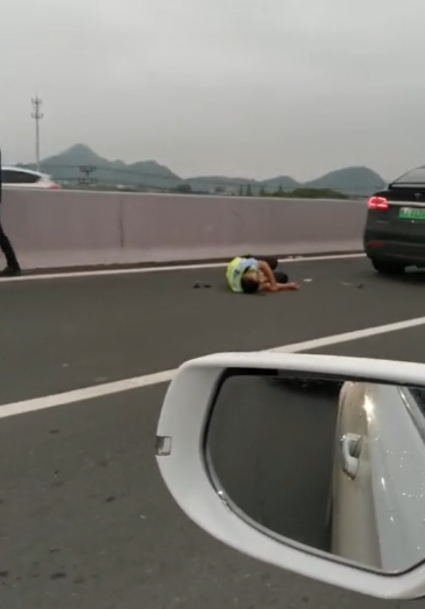 浙江台州一特斯拉轿车高架撞倒两名执勤交警伤员正在抢救