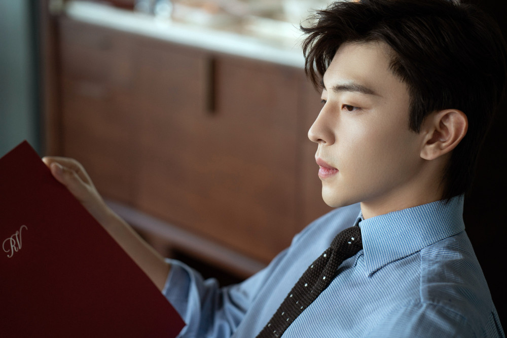 邓伦|今天帅气的自己,给自己一个微笑_腾讯新闻