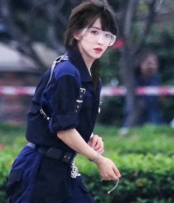 而网友po出的刘宇女装造型其实就是他的某张街拍图p上了长发,衣服造型