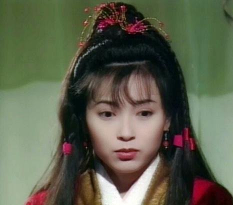 15岁出道的傅明宪,29岁带6只狗嫁大11岁百亿富豪,今50岁单身