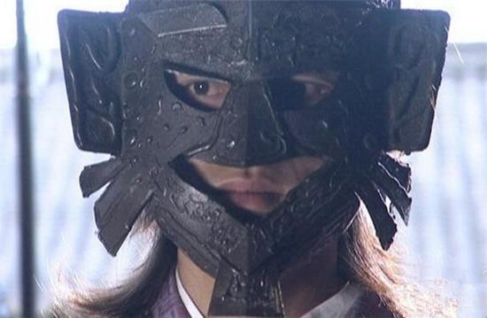 这铁面具一看就分量十足,很有质感,我就是有点担心演员会不会闪了脖子