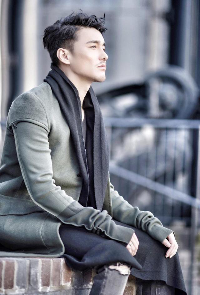 中国首席男模胡兵因太帅被英国富婆看中今49岁犹如25岁