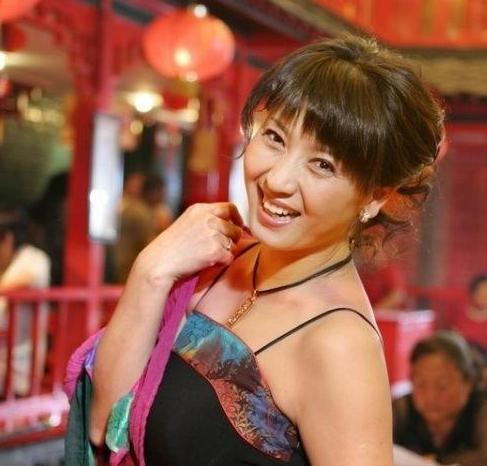 二人转女王闫学晶,为富商丈夫高龄生子,孩子机灵又可爱 - 二人闫学晶
