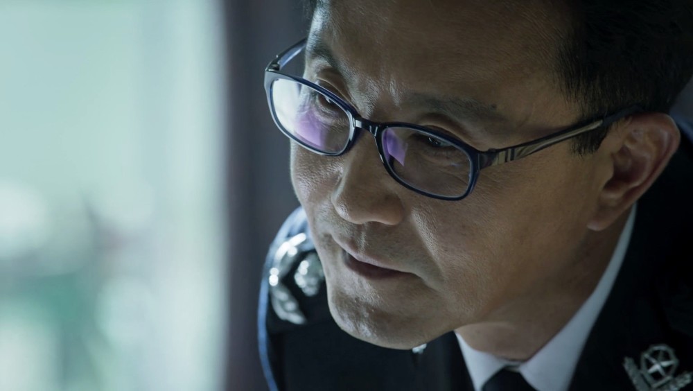 年轻时的王劲松身格略显单薄,人到中年越来越迷人,《鹤唳华亭》中饰演