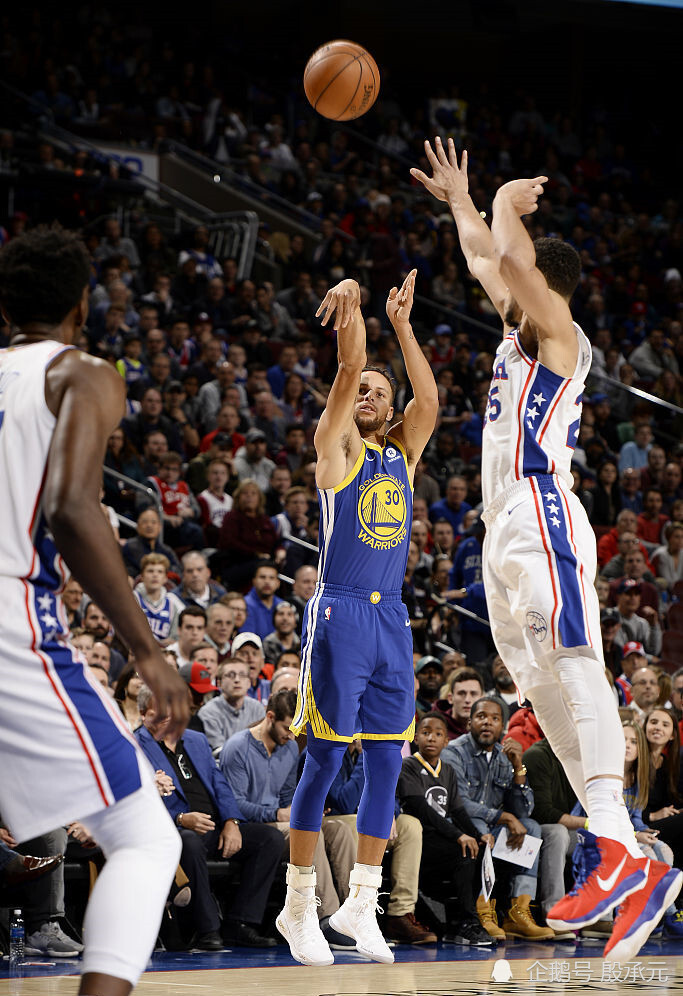 库里赛季前15场投进85记三分破纪录|库里正式加冕历史三分王！  2974记三分破纪录，巨星成历史第一
