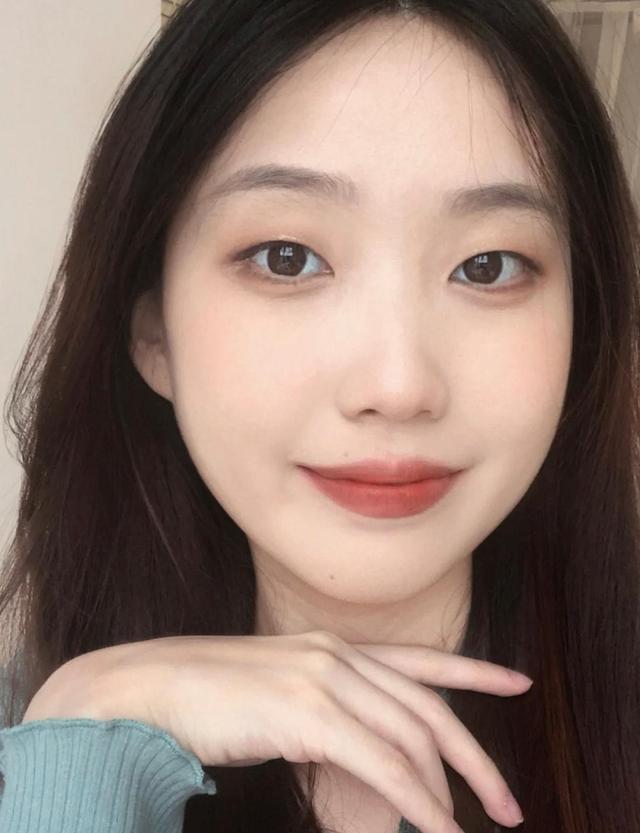 单眼皮女生"画眼妆",港风一定是首选,步骤简单还不会出错