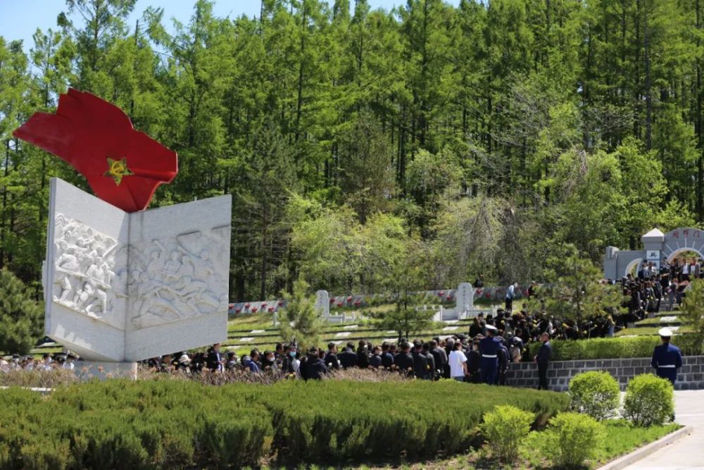 上午10点,敦化市北山烈士陵园庄严肃穆,悼念仪式隆重举行.