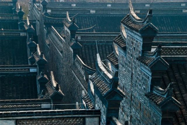 更繁荣了扬州的灿烂文化,体现在建筑文化上尤为显著的就是徽派建筑的