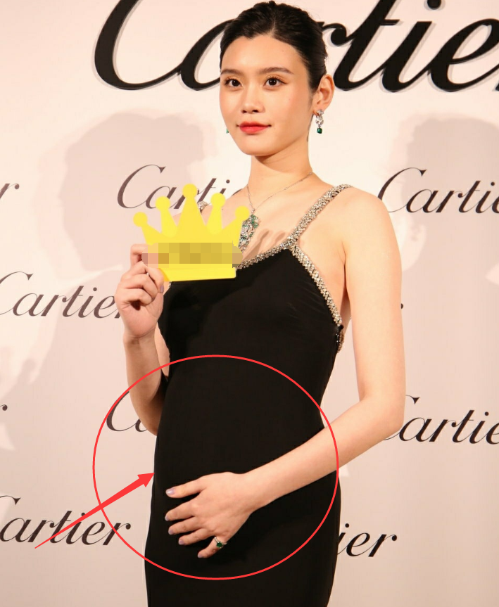 奚梦瑶宣布二胎后首亮相,侧身站孕肚好明显,但孕期身材没瞧错?