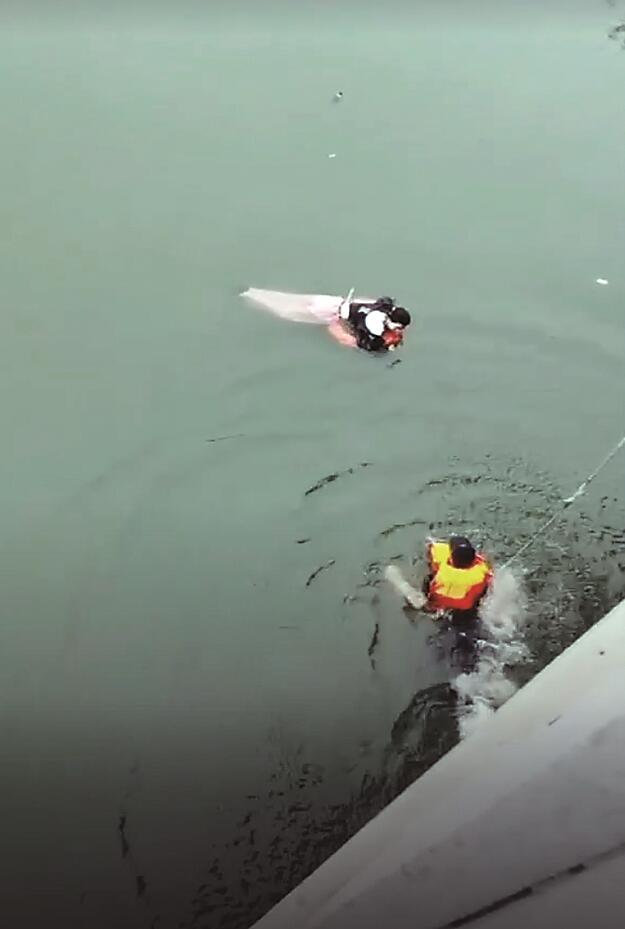 落水者在永济大桥下挣扎辅警索降与群众联手救人