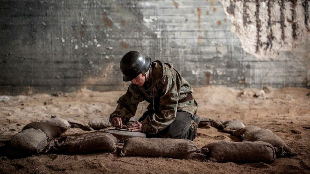 士兵不慎踩了地雷,能把鞋子脱下压住地雷,死里逃生吗?