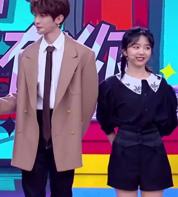 跑男9微微一笑剧组重聚谭松韵李沁牵手蔡徐坤当肖奈合适