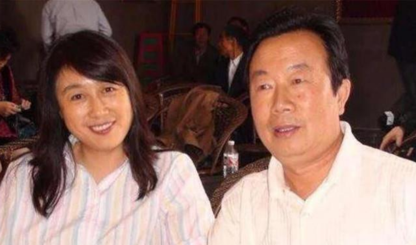 工作中认识的,两个人恋爱后,很低调地就结婚了,婚后汪文华生下了女儿