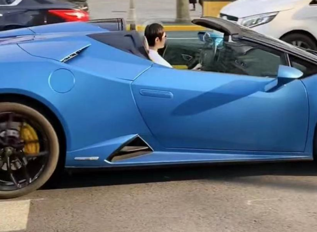 孙俪开300万兰博基尼看到邓超座驾网友家庭地位悬殊