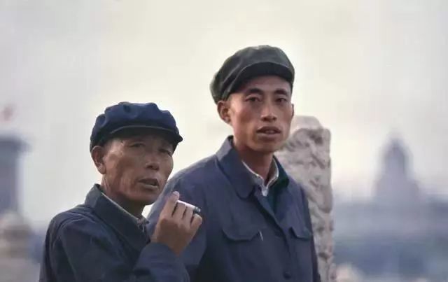 1973年中国珍贵历史老照片:图为70年代的一个中年男子和一个老大爷