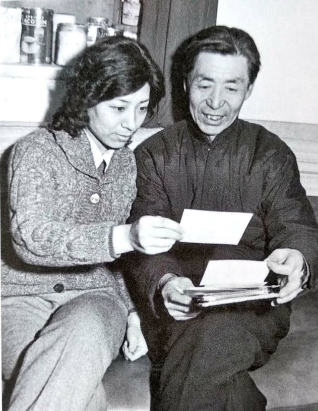 关牧村轻拭父亲眼角的泪:"爸,晚辈孝顺父母天经地义,您别把陈年旧事都