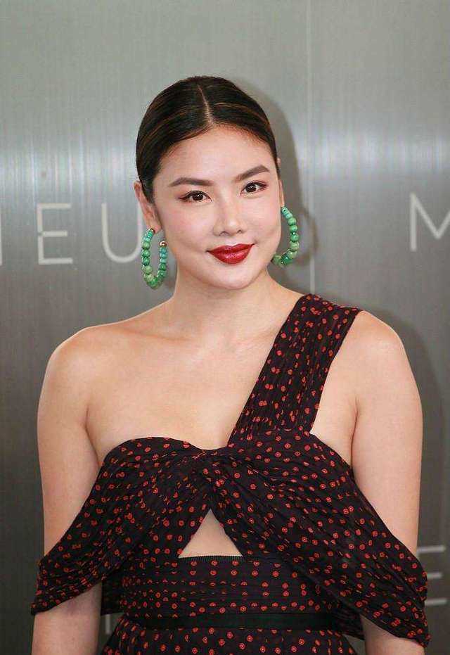 黎明前妻乐基儿太自信了,穿波点连衣裙秀身材,拜拜肉好抢镜