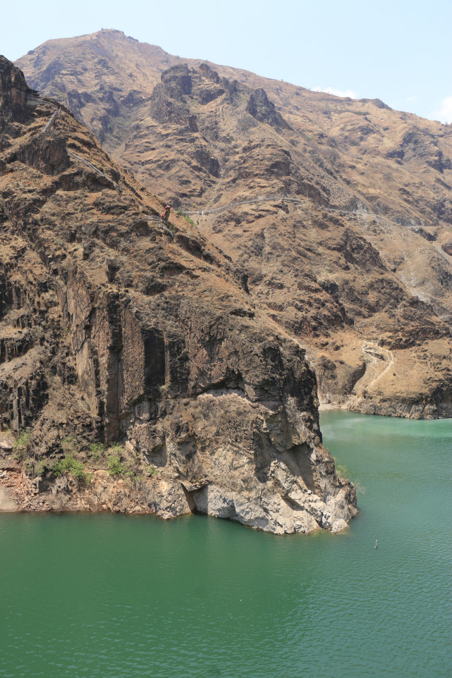 从云南禄劝的皎平渡来看金沙江的汹涌与温柔