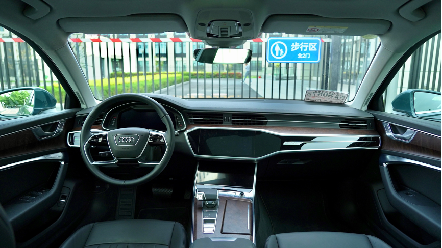 a6 allroad的内饰设计与a6l相同,虽然已经发布了一段时日,但是现在看