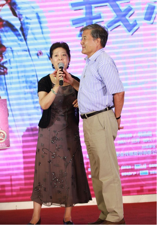 关牧村真有艺术家的气息,穿纱裙真挺优雅的,和丈夫挺有夫妻相