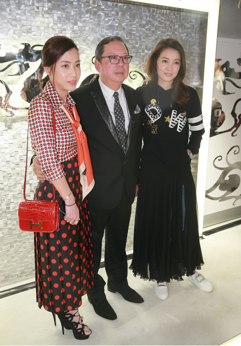 甘比的气场真挺足,和大18岁的何超琼同框,气质魅力不相上下_腾讯新闻