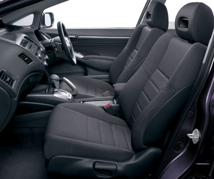 图:fd2的内饰用料也较为考究,除了蓝色,米色,黑色外,2.0 gl和1.