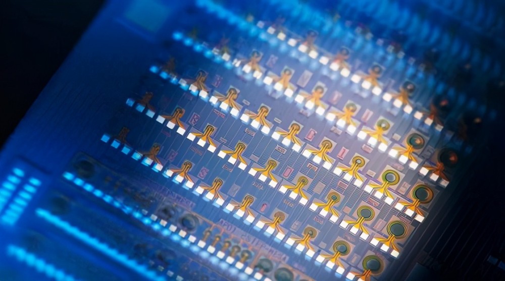 "进展上再次取得巨大成果,联合麻省理工,研发出了新型半导体材料"铋"