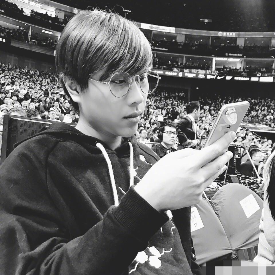 卢姥爷"封印"松动了?因神超直播间1身影引热议,网友愣了!