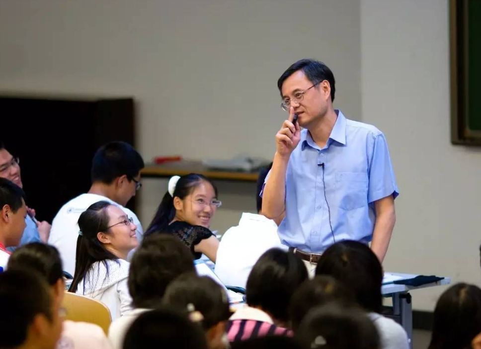 毕竟不是谁都能110周年校庆这样的日子,在清华大学的校园里骑自行车.