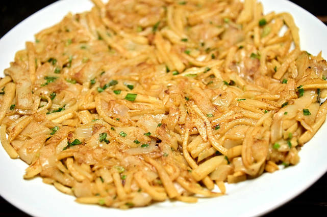 主食: 笋丝粿条,这是潮州特色主食,口感嫩中带脆,滋味香中带鲜,一会就