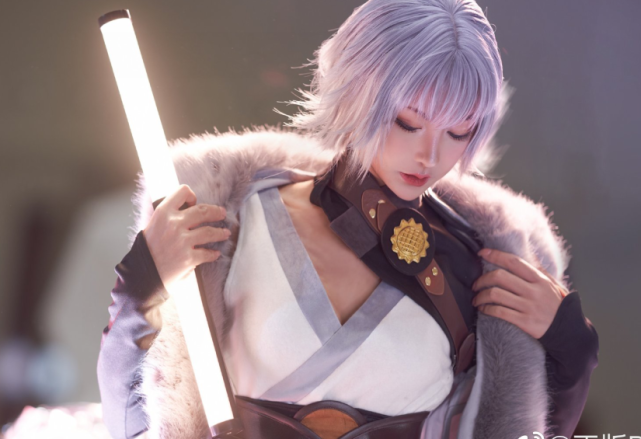 灵笼:白月魁真人版终于来了,灰瞳 "水貂装"霸气侧