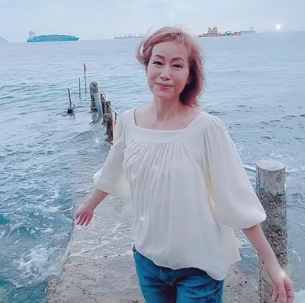 57岁叶童海边漫步,背影单薄身材消瘦,皱纹明显头发稀疏显老态